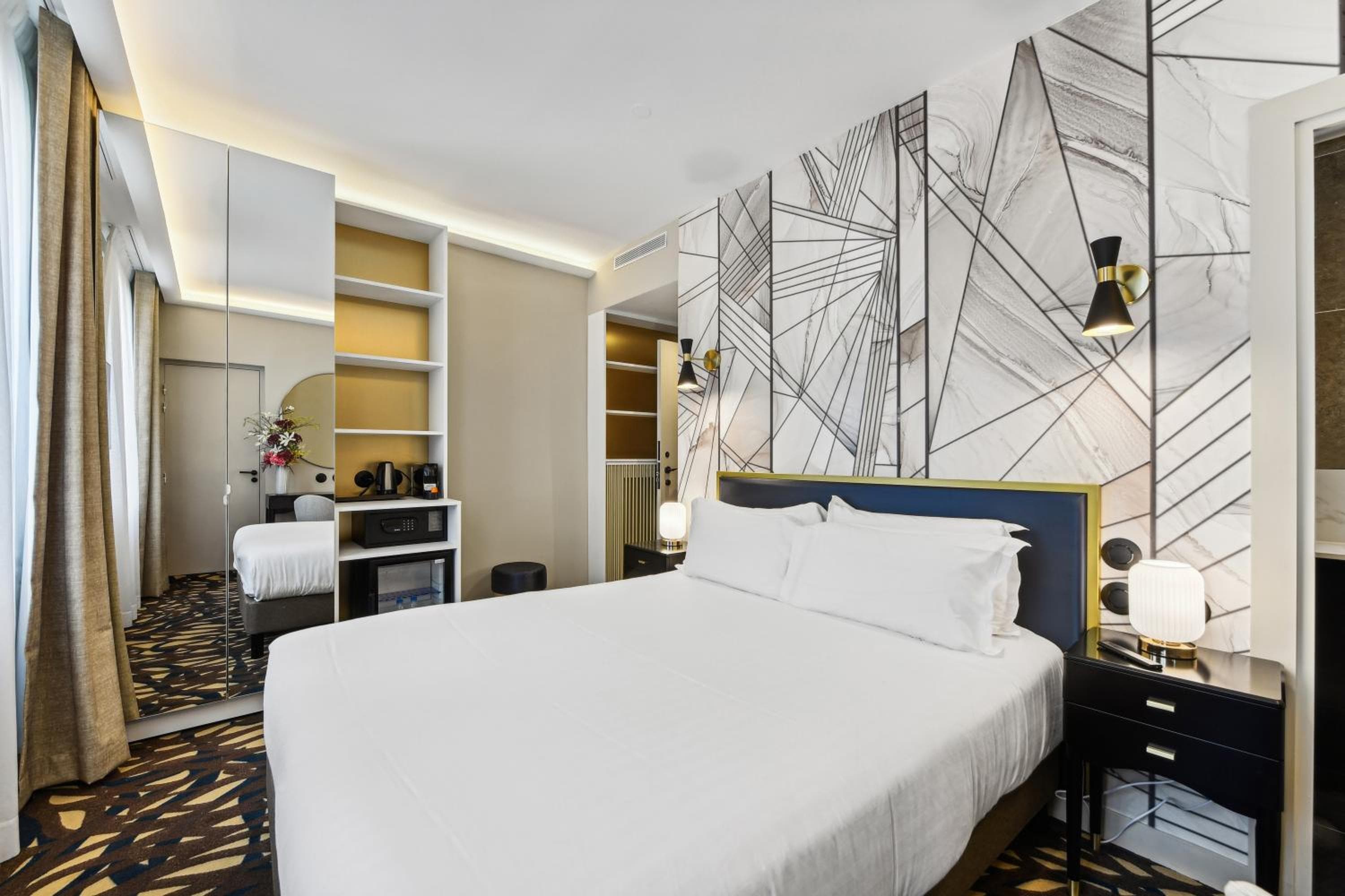 Hôtel Mondial — 23