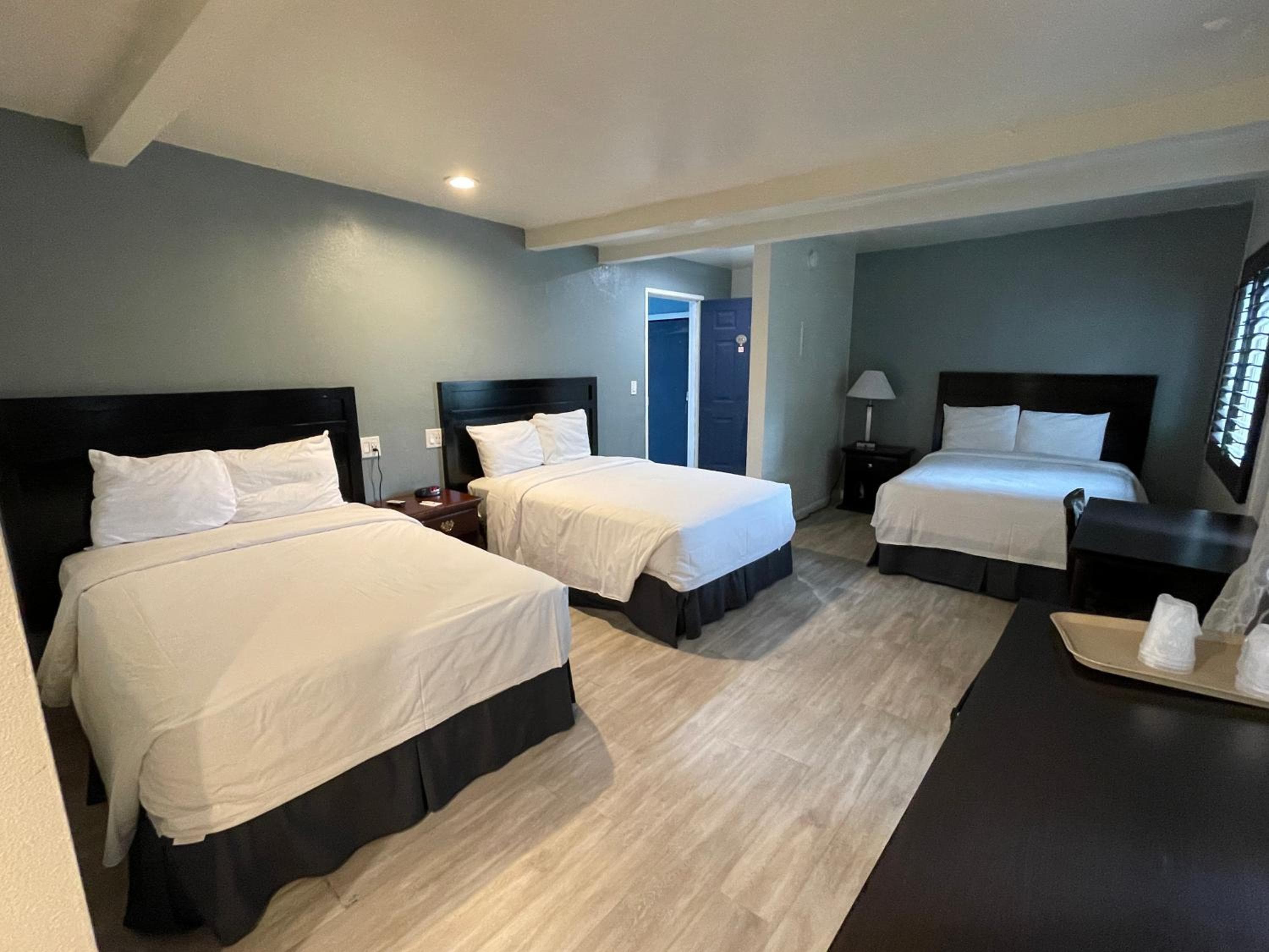 Hotel H-Wood — 11