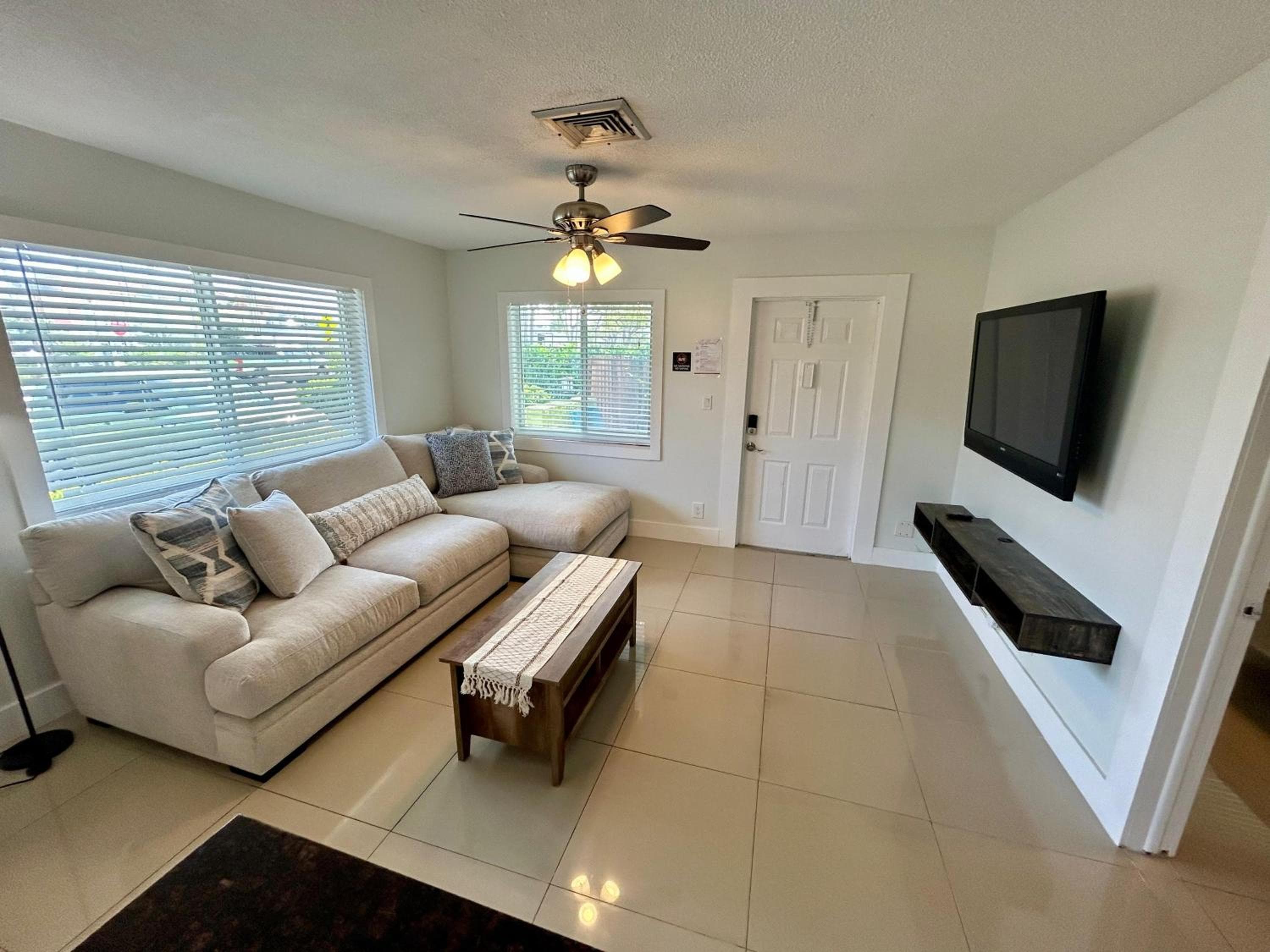 2 min walk to beach with free parking at Lauderdale 17-1 — 28