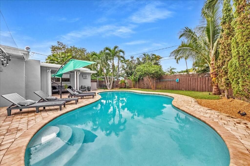 Sunny Days Getaway, Familie Zuhause mit beheiztem Pool, 5BD! — 4