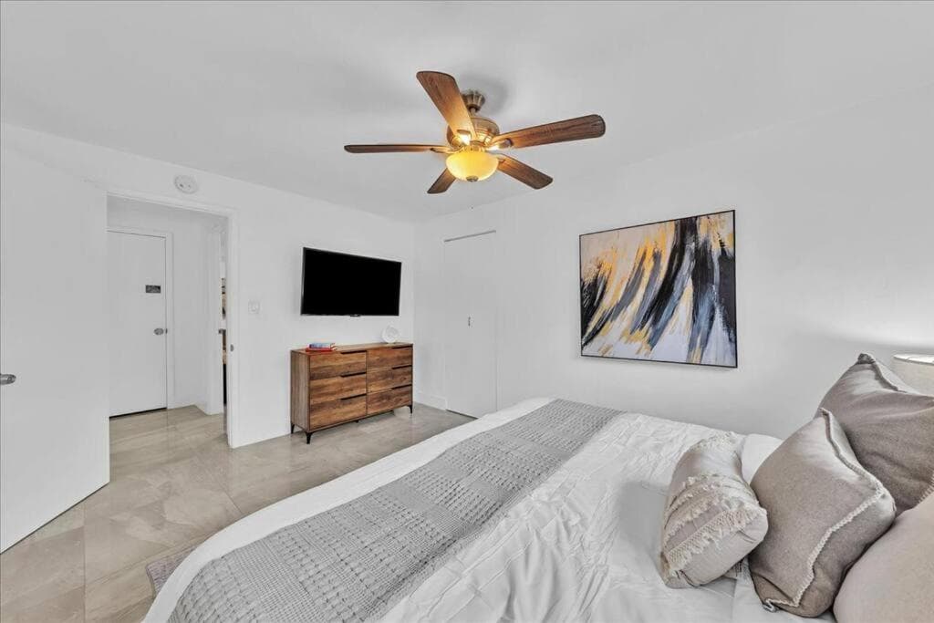 Sunny Days Getaway, 5BD Heated Pool Family Home! — 11
