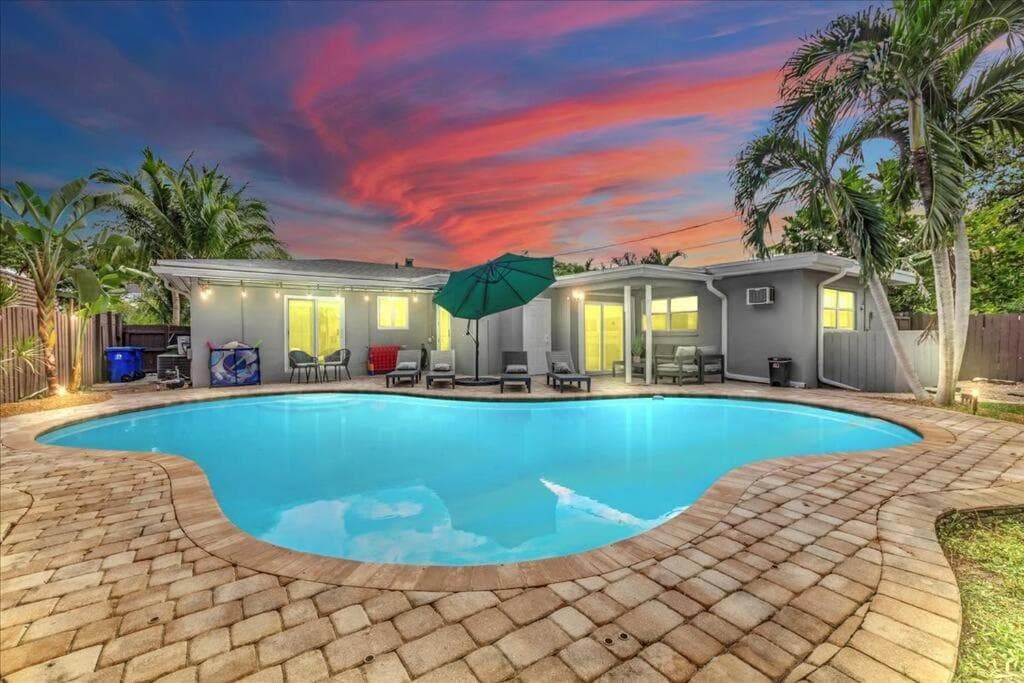 Sunny Days Getaway, Familie Zuhause mit beheiztem Pool, 5BD! — 2