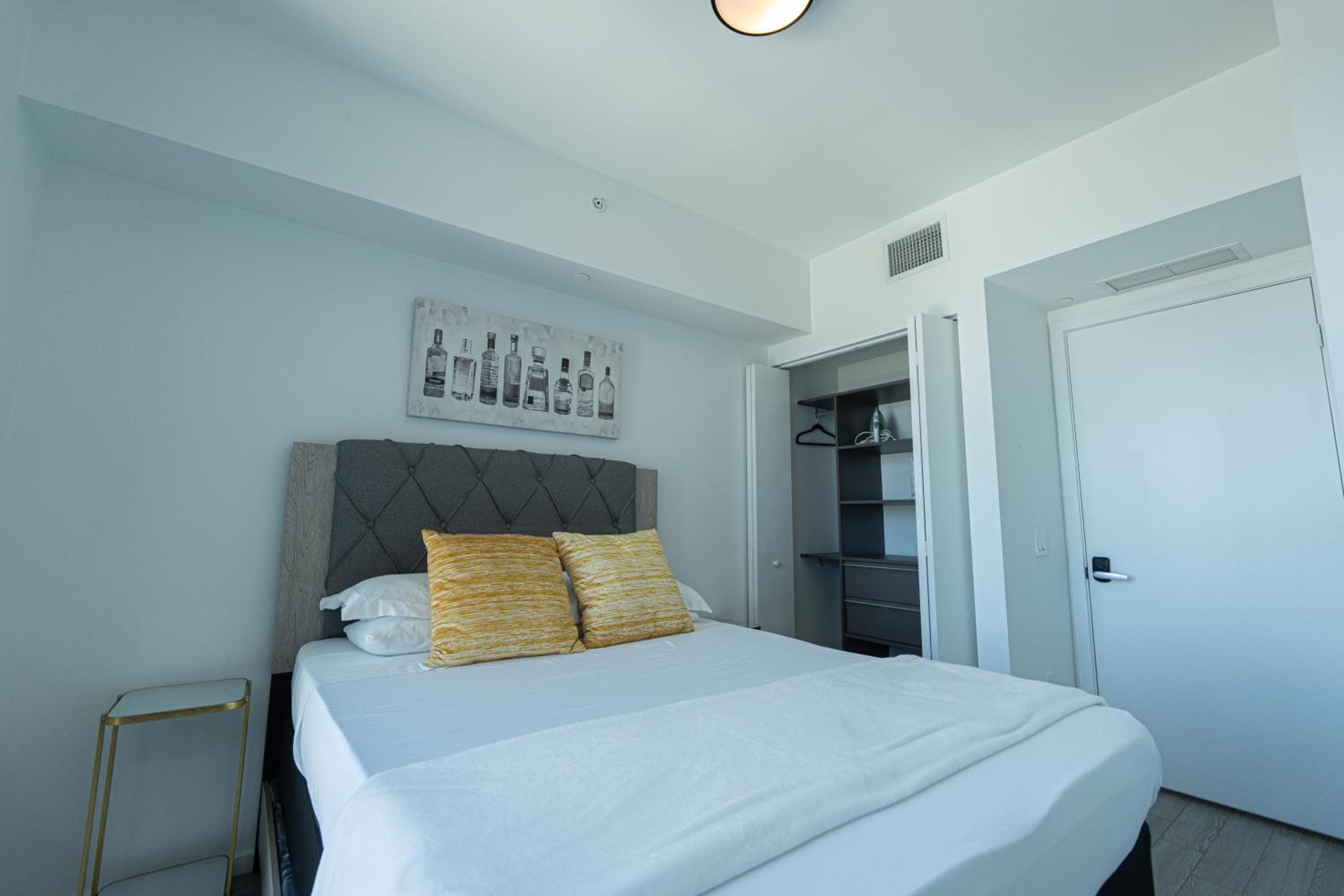 X Lounge IV-Skyline Corner Residence — 15