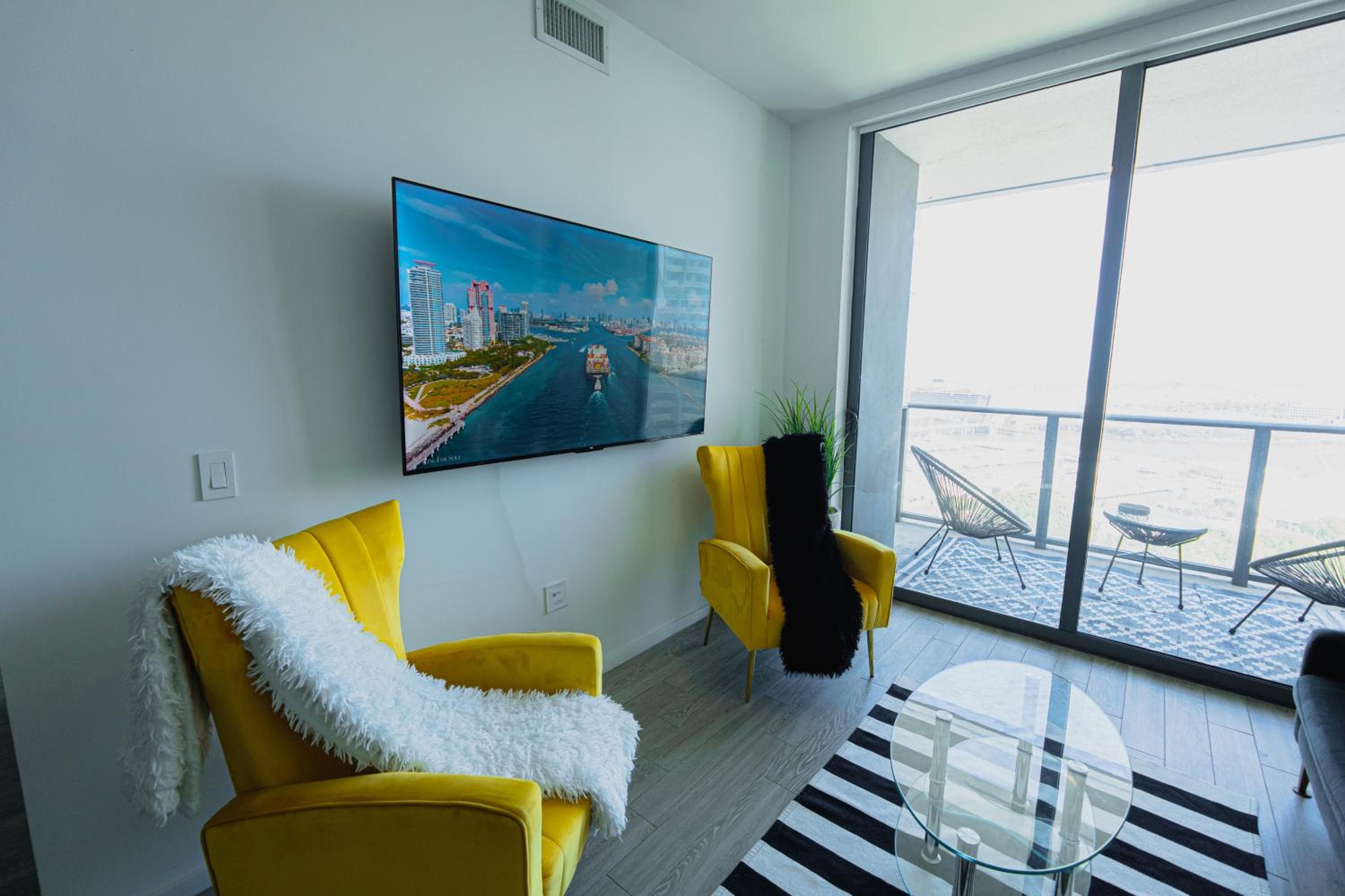 X Lounge IV-Skyline Corner Residence — 3