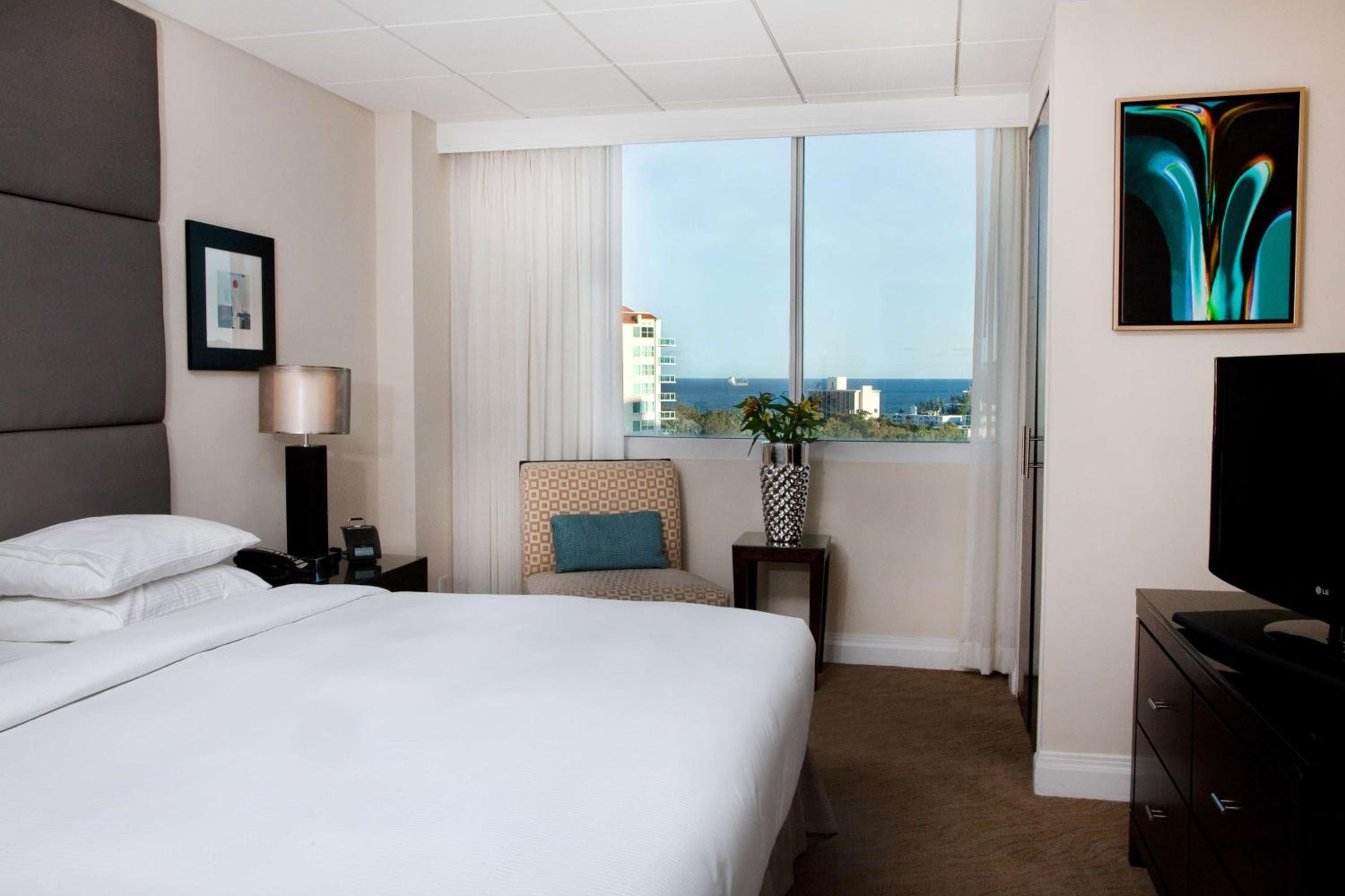 GALLERY One - A DoubleTree Suites by Hilton Hotel — 5