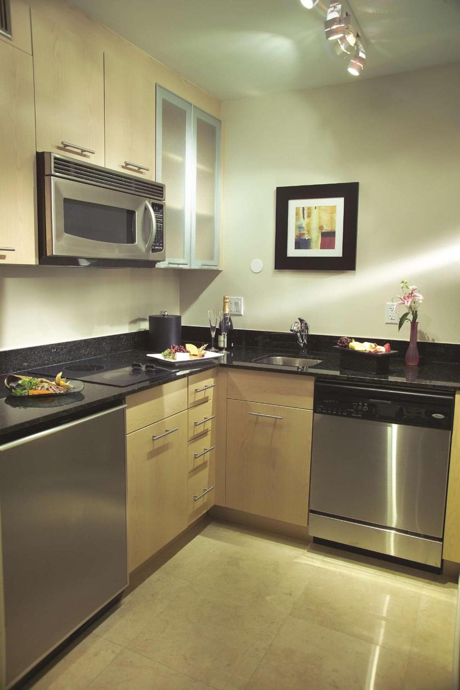 GALLERY One - A DoubleTree Suites by Hilton Hotel — 6