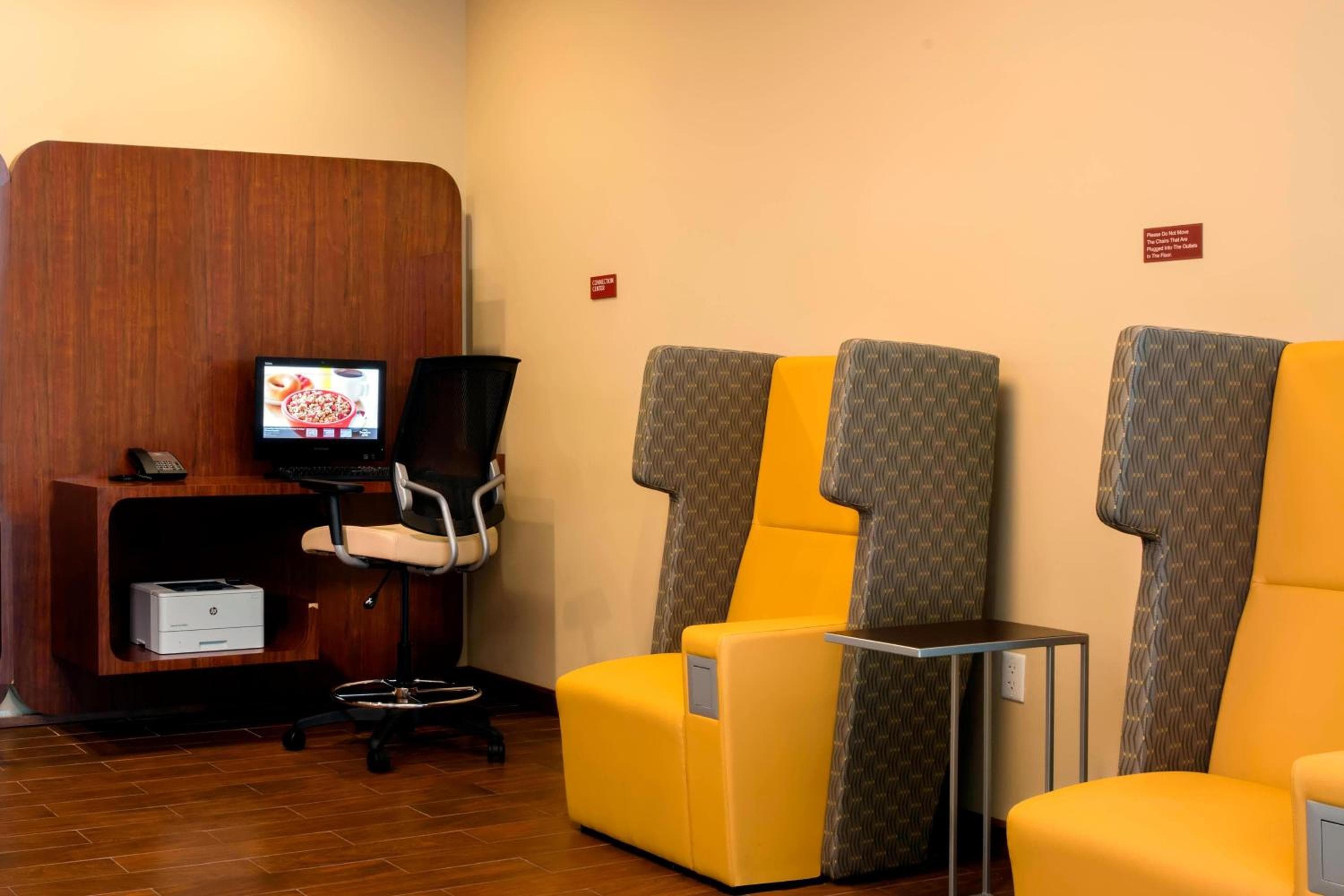 TownePlace Suites Orlando at FLAMINGO CROSSINGS Town Center, Western Entrance — 25