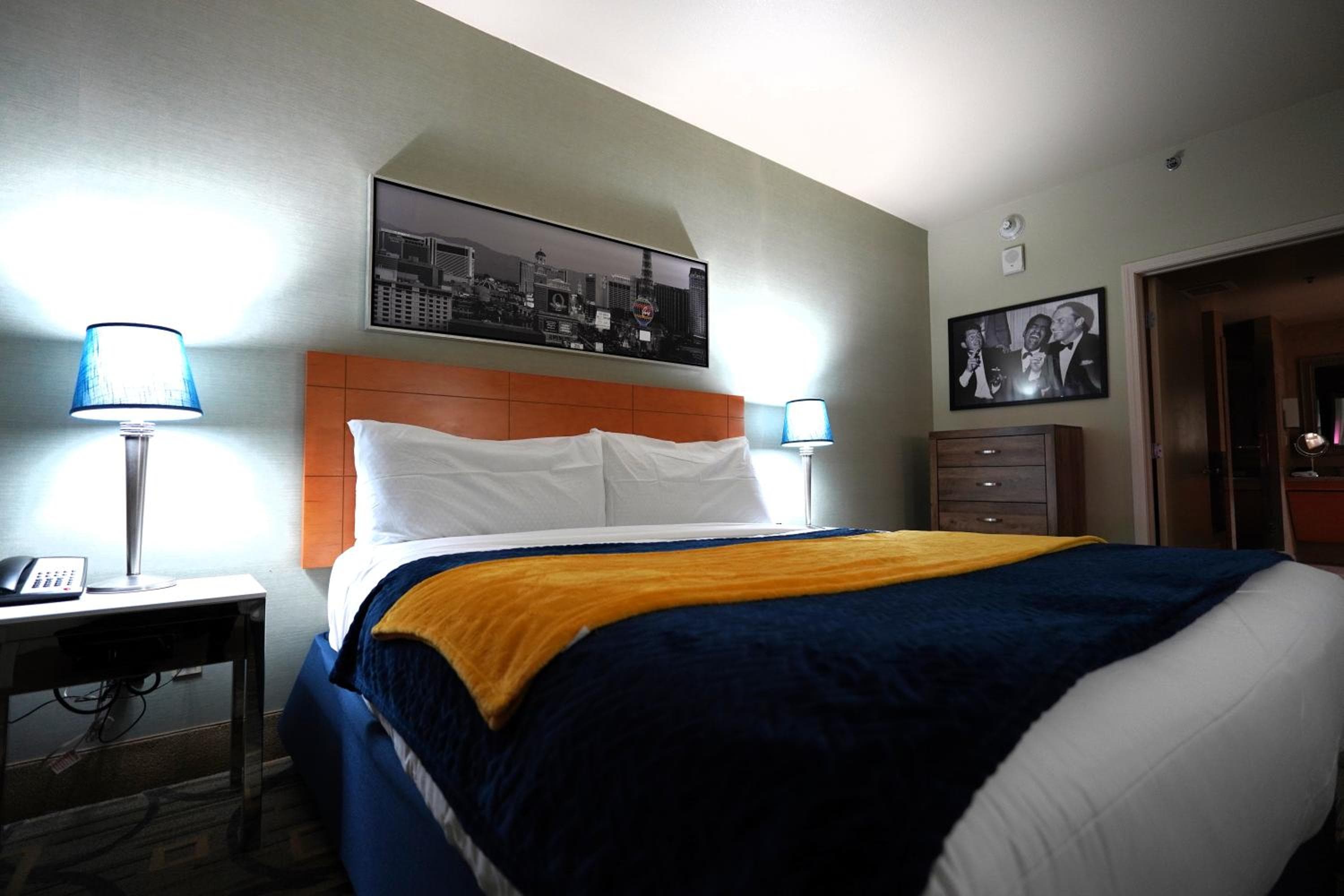 SPHERE IN 4K - Vintage Vegas Condo with Sphere and Strip Views! — 25