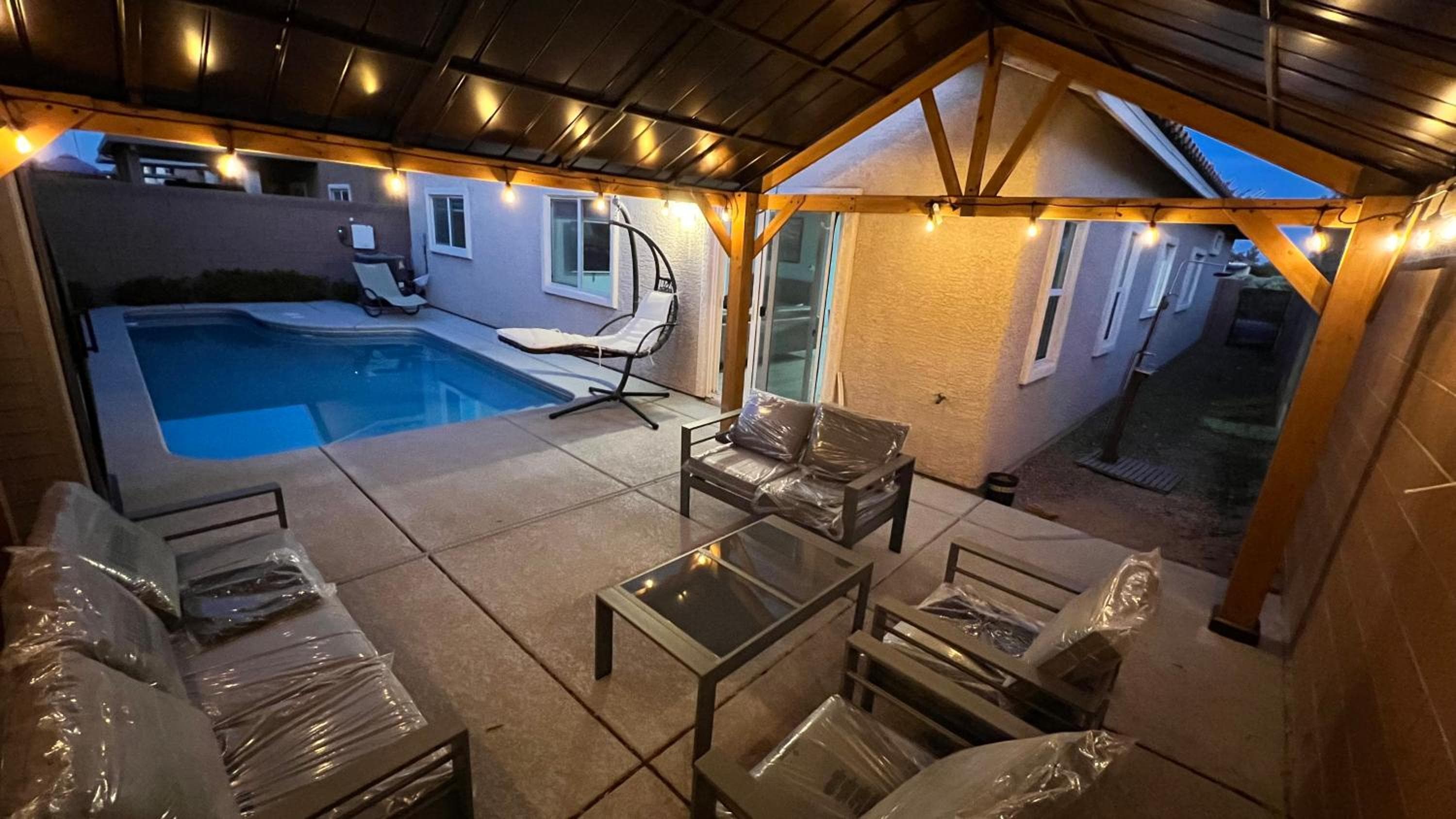 Family Friendly Contemporary House with Pool — 3