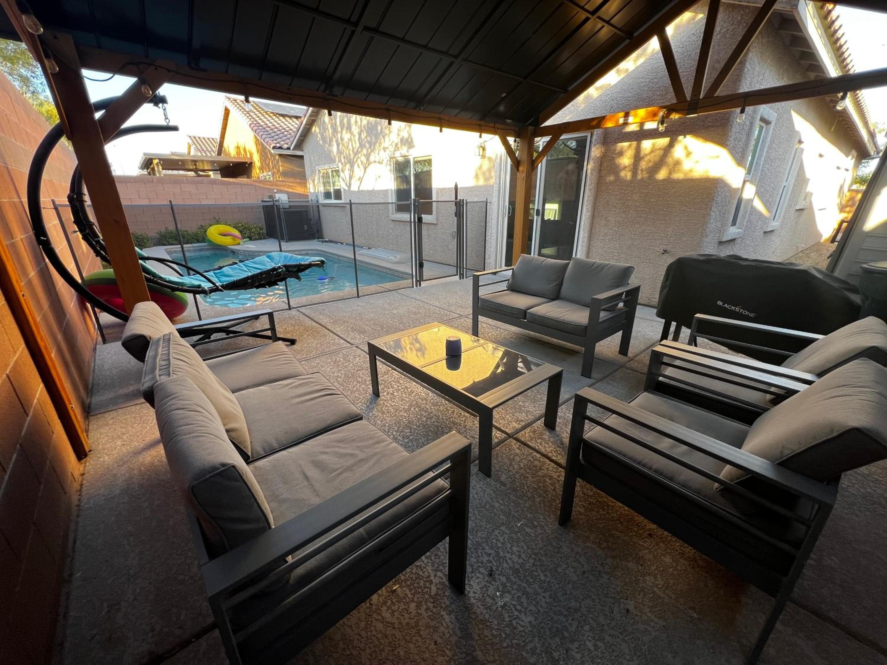 Family Friendly Contemporary House with Pool — 1