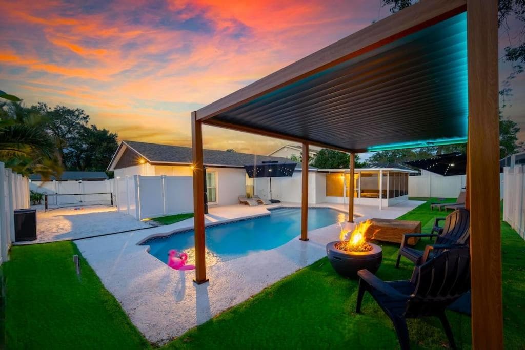 Sleeps 17! Beach & Heated Pool, 10 minutes to all Tampa attraction! — 19