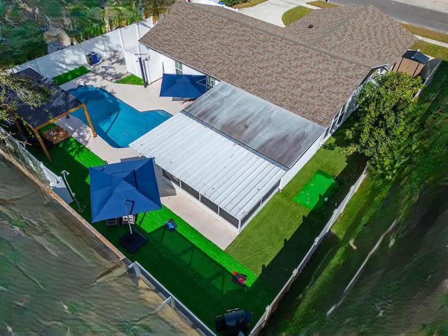 Sleeps 17! Beach & Heated Pool, 10 minutes to all Tampa attraction! — 22