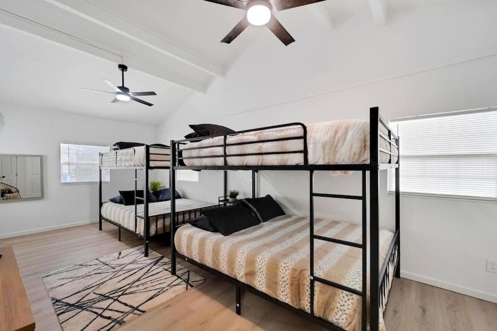 Sleeps 17! Beach & Heated Pool, 10 minutes to all Tampa attraction! — 30