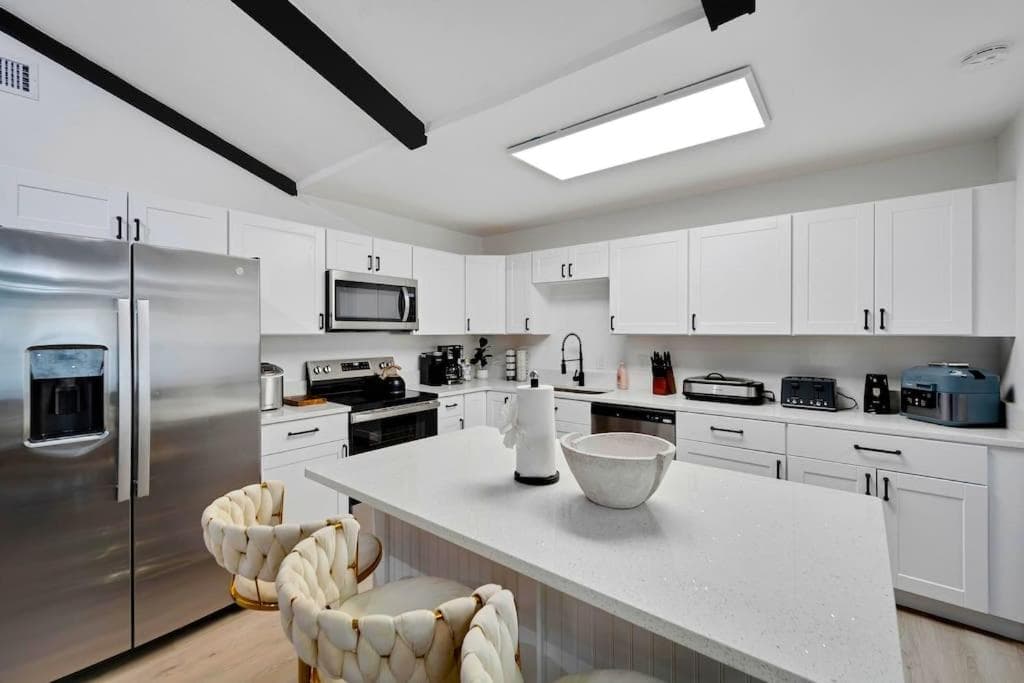 Sleeps 17! Beach & Heated Pool, 10 minutes to all Tampa attraction! — 4