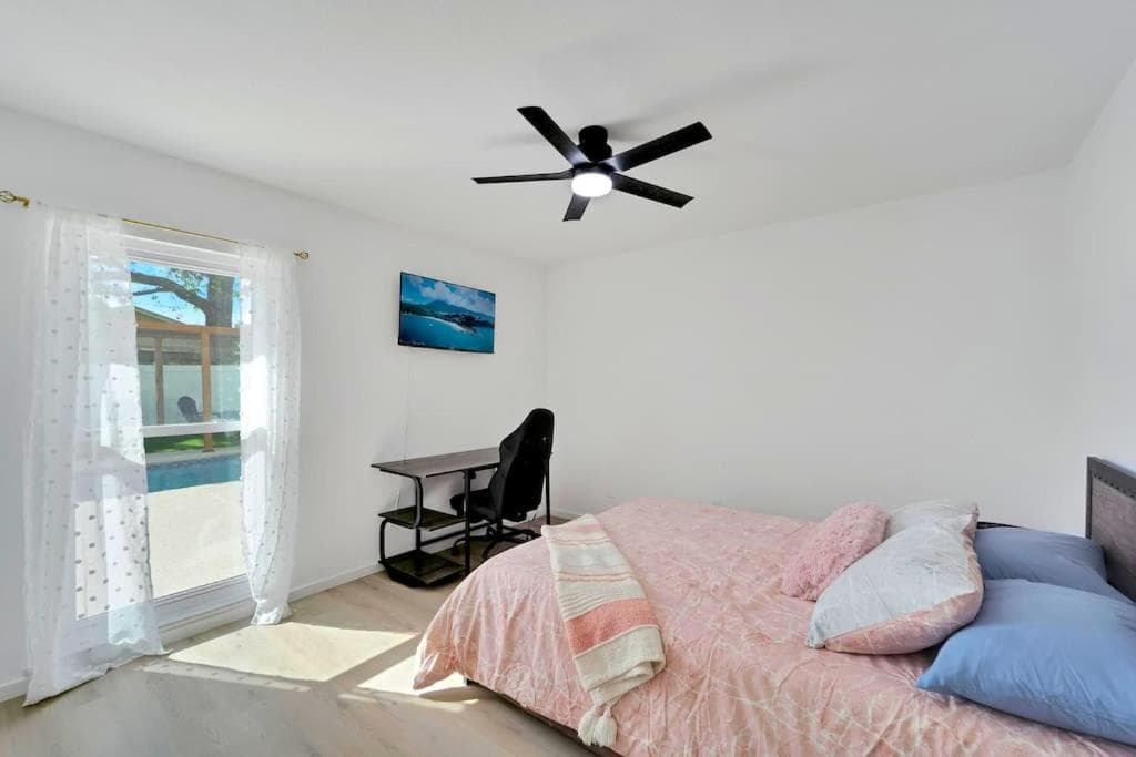 Sleeps 17! Beach & Heated Pool, 10 minutes to all Tampa attraction! — 19