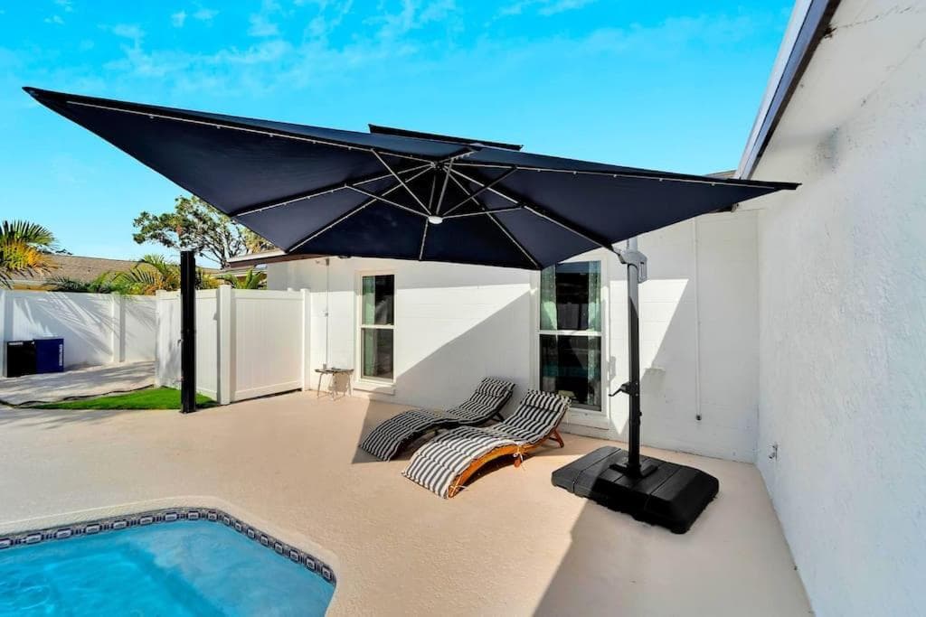 Sleeps 17! Beach & Heated Pool, 10 minutes to all Tampa attraction! — 13