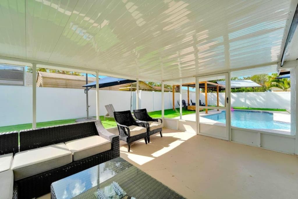 Sleeps 17! Beach & Heated Pool, 10 minutes to all Tampa attraction! — 16