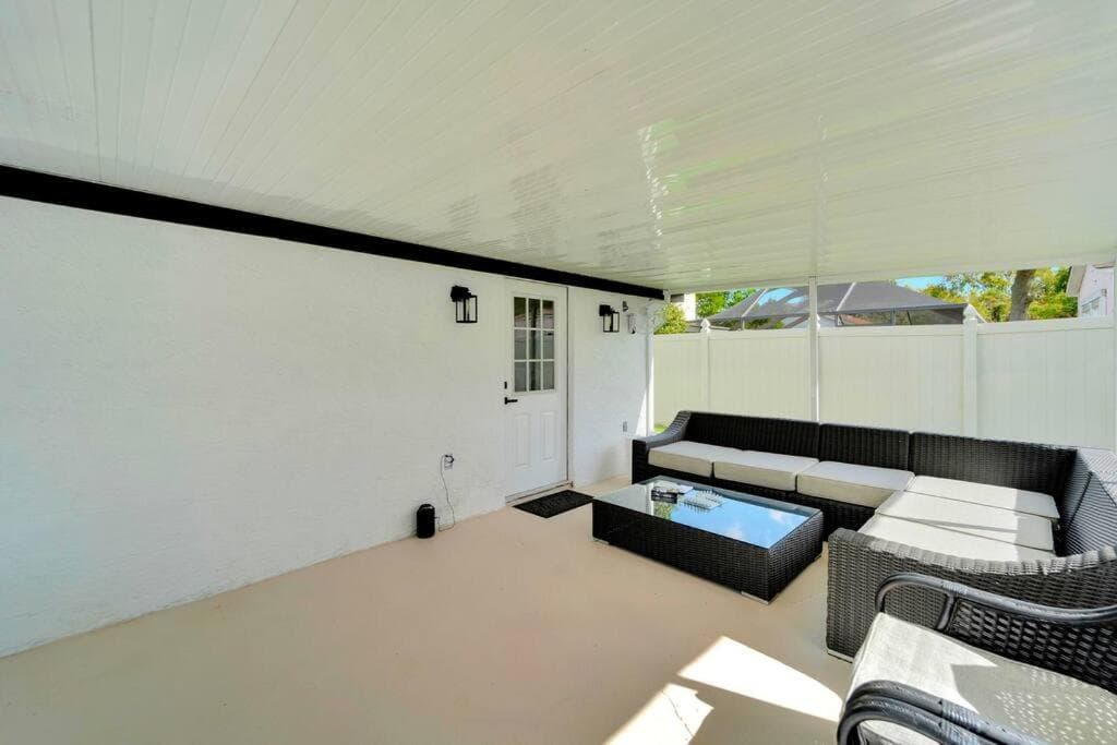 Sleeps 17! Beach & Heated Pool, 10 minutes to all Tampa attraction! — 21