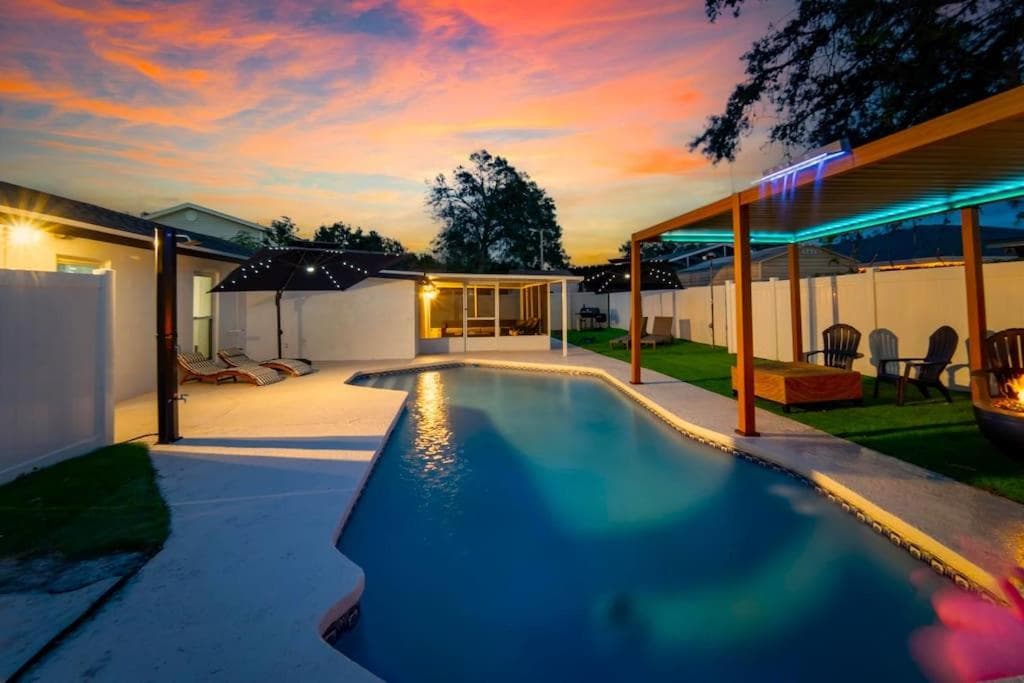 Sleeps 17! Beach & Heated Pool, 10 minutes to all Tampa attraction! — 4