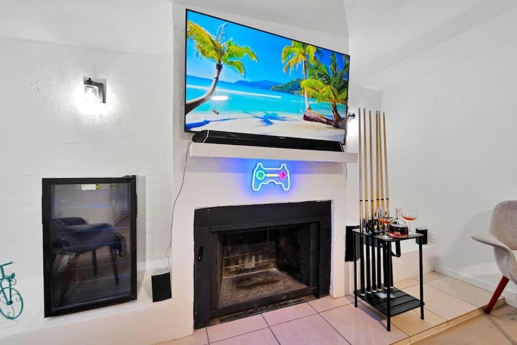 Sleeps 17! Beach & Heated Pool, 10 minutes to all Tampa attraction! — 10