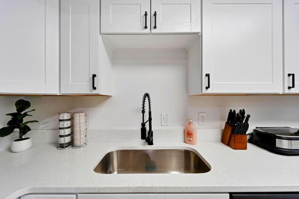 Sleeps 17! Beach & Heated Pool, 10 minutes to all Tampa attraction! — 21