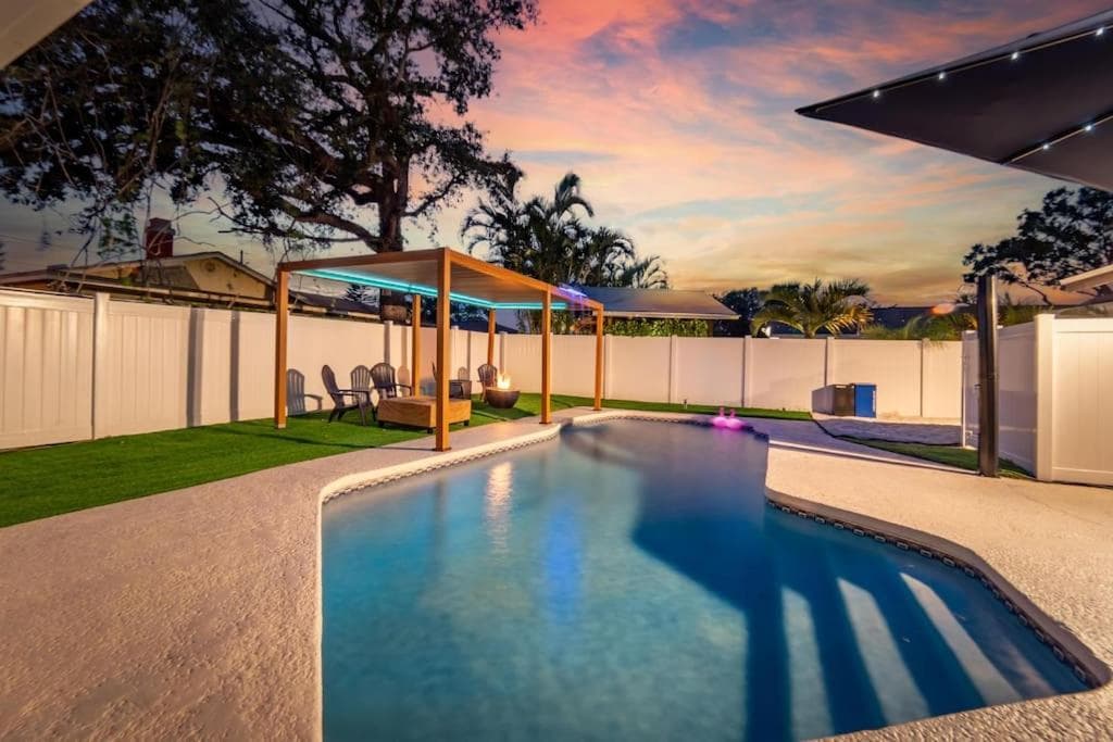 Sleeps 17! Beach & Heated Pool, 10 minutes to all Tampa attraction! — 3