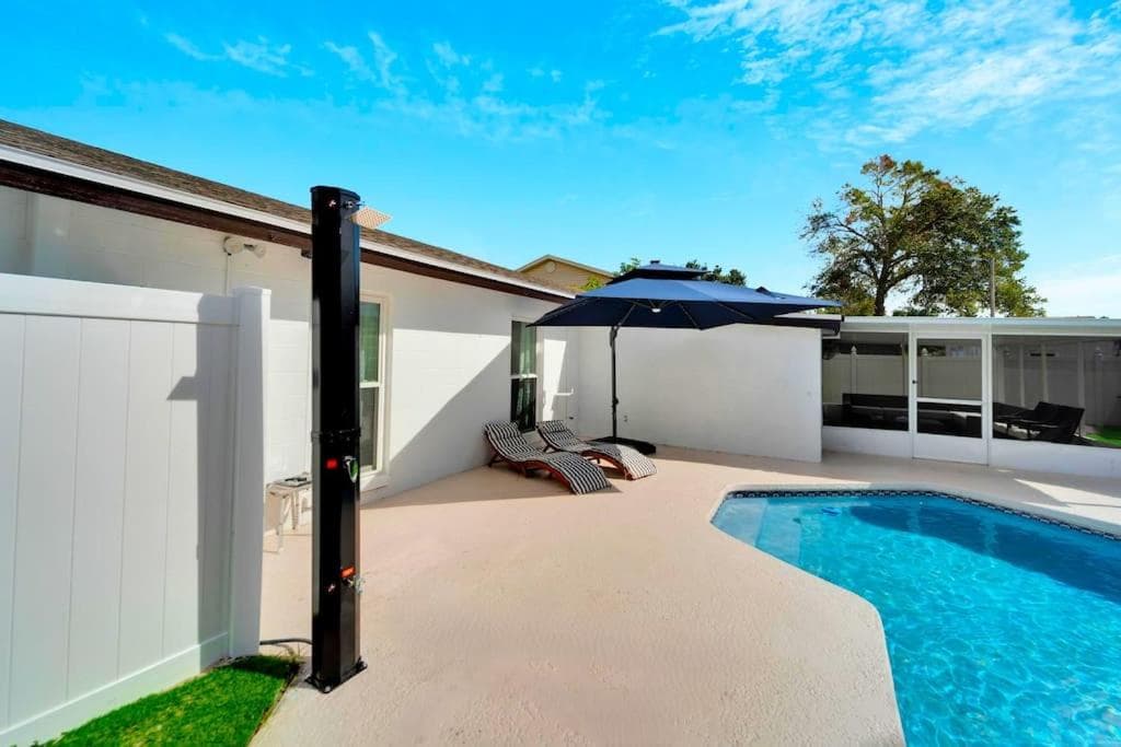 Sleeps 17! Beach & Heated Pool, 10 minutes to all Tampa attraction! — 6