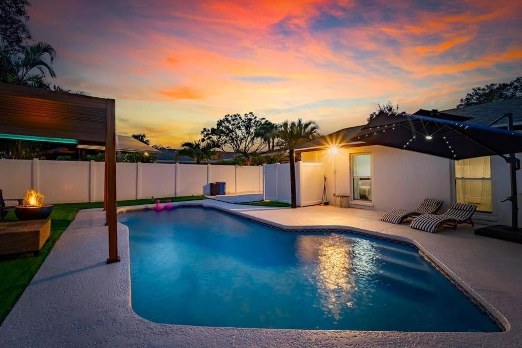 Sleeps 17! Beach & Heated Pool, 10 minutes to all Tampa attraction! — 14