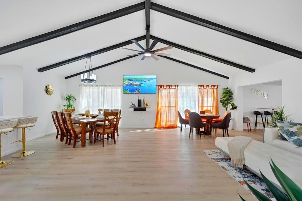Sleeps 17! Beach & Heated Pool, 10 minutes to all Tampa attraction! — 8