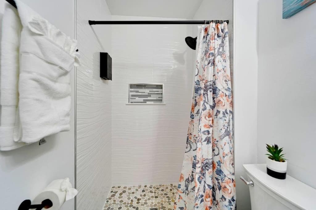 Sleeps 17! Beach & Heated Pool, 10 minutes to all Tampa attraction! — 20