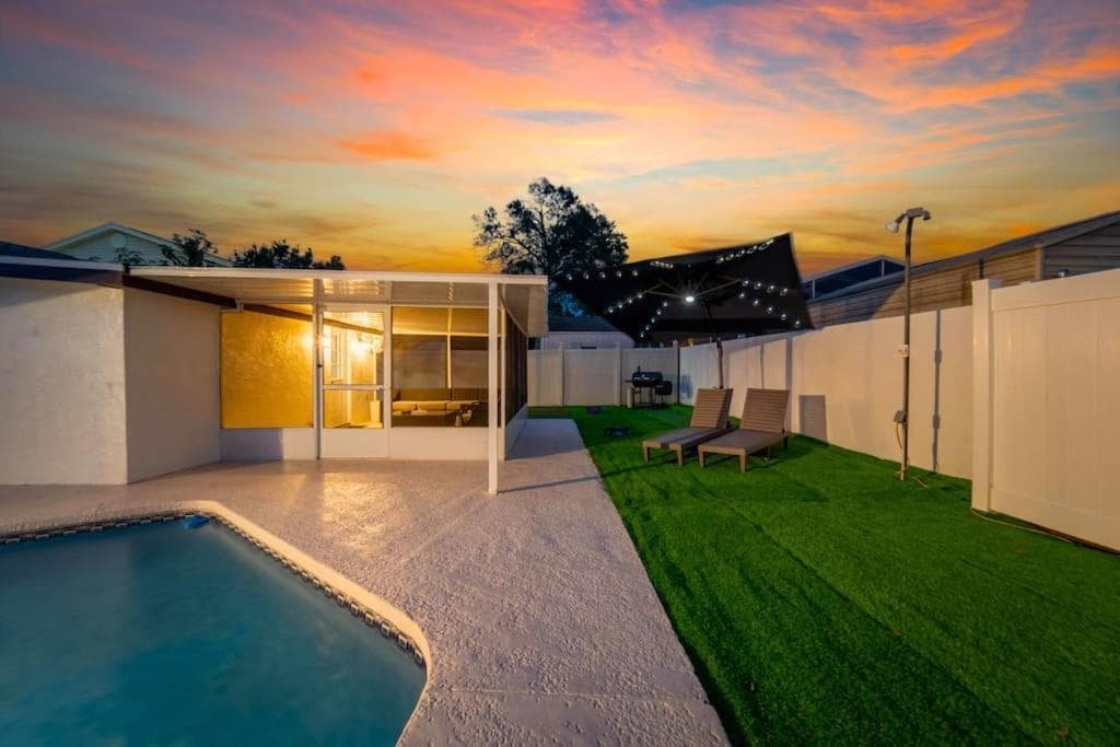 Sleeps 17! Beach & Heated Pool, 10 minutes to all Tampa attraction! — 2