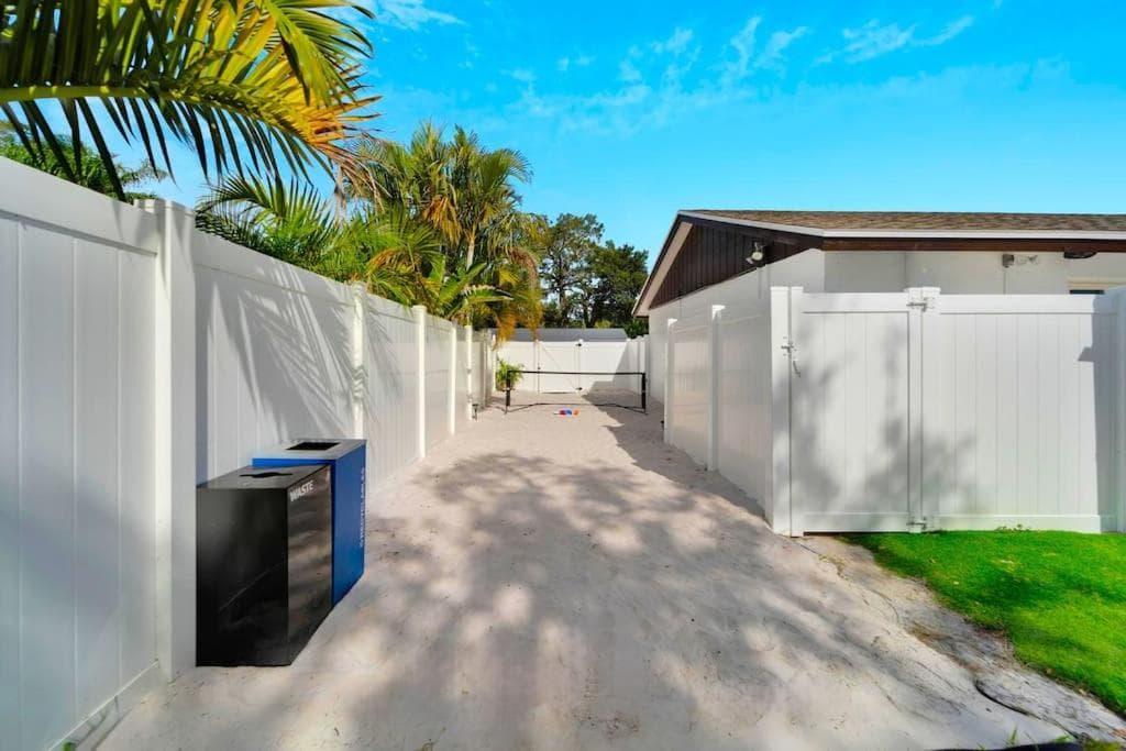 Sleeps 17! Beach & Heated Pool, 10 minutes to all Tampa attraction! — 24