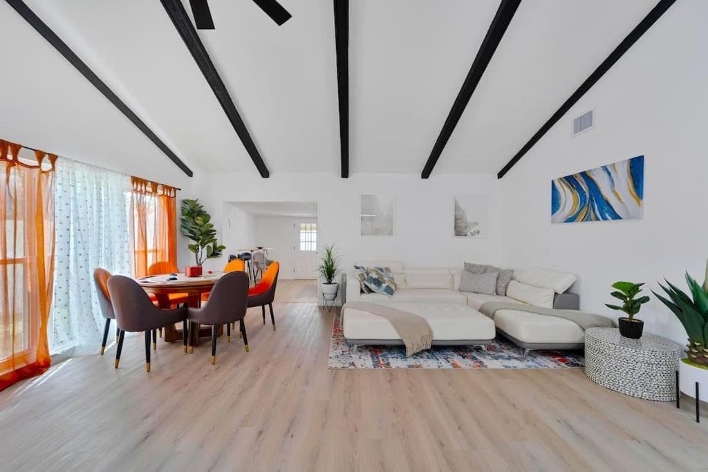 Sleeps 17! Beach & Heated Pool, 10 minutes to all Tampa attraction! — 18