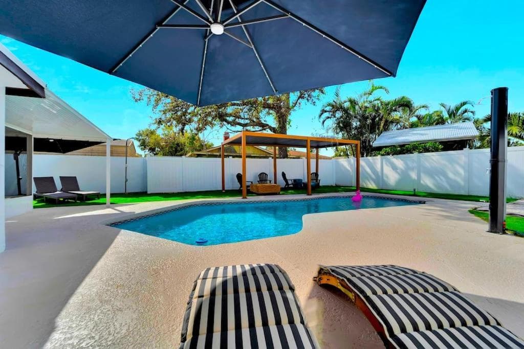 Sleeps 17! Beach & Heated Pool, 10 minutes to all Tampa attraction! — 20