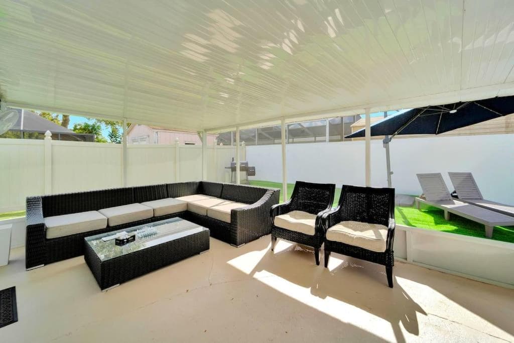 Sleeps 17! Beach & Heated Pool, 10 minutes to all Tampa attraction! — 6