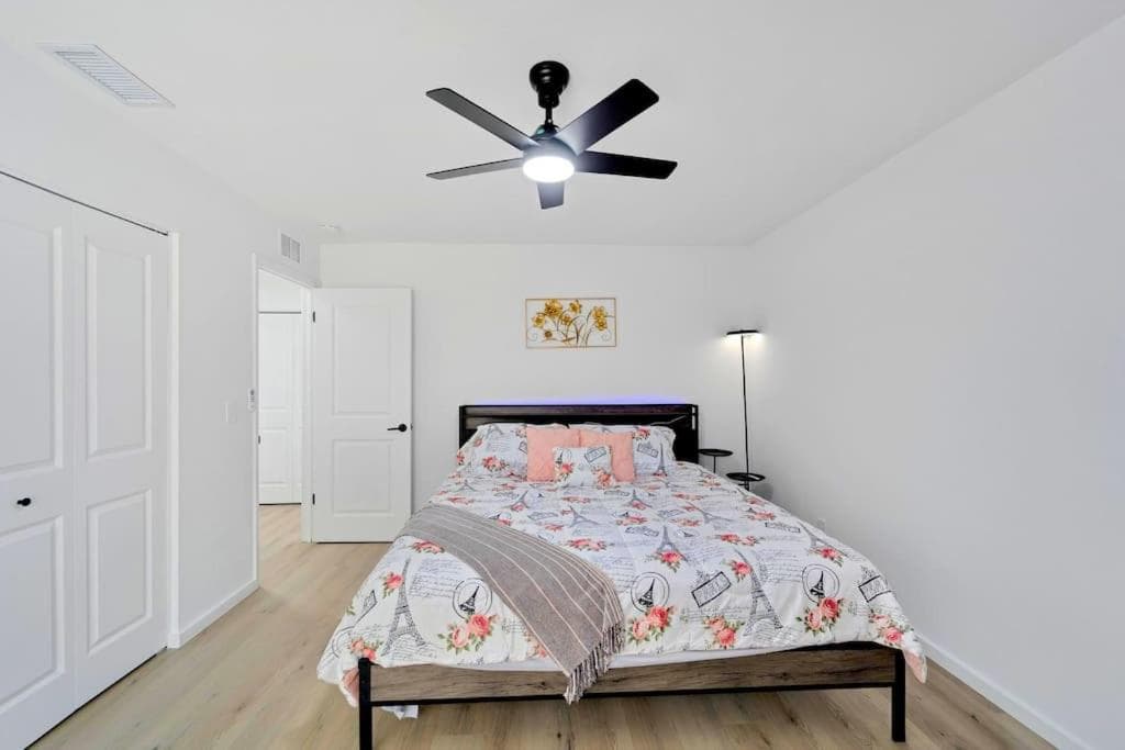Sleeps 17! Beach & Heated Pool, 10 minutes to all Tampa attraction! — 14