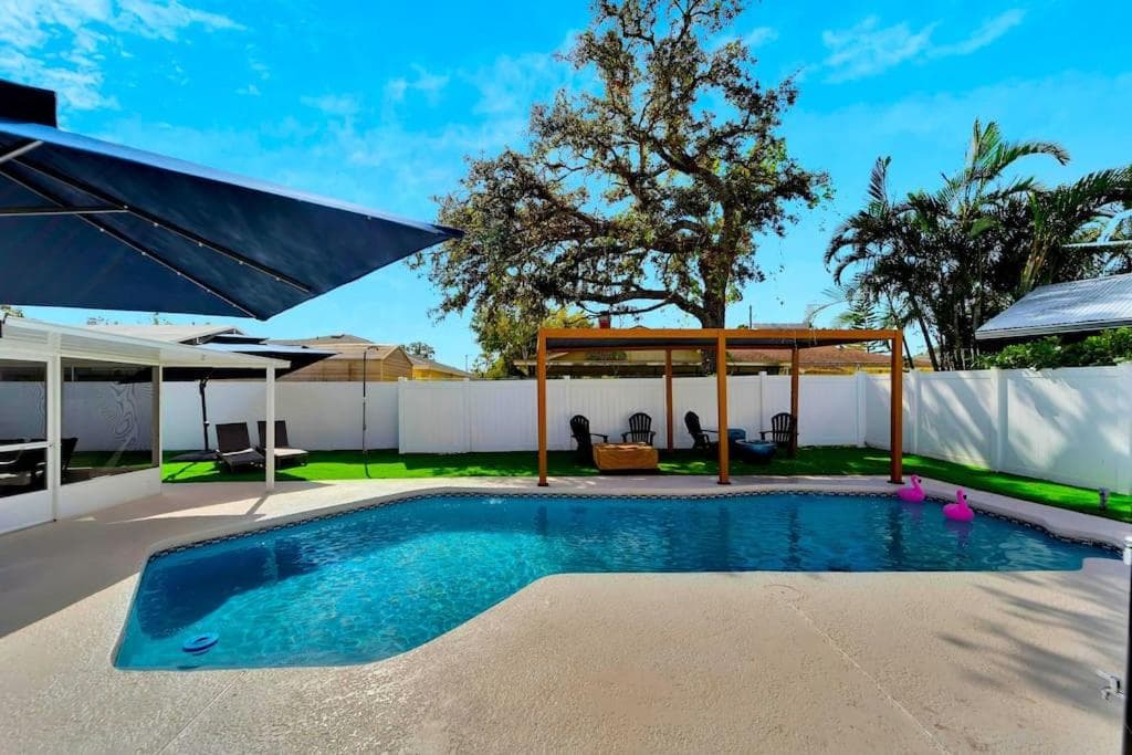 Sleeps 17! Beach & Heated Pool, 10 minutes to all Tampa attraction! — 5