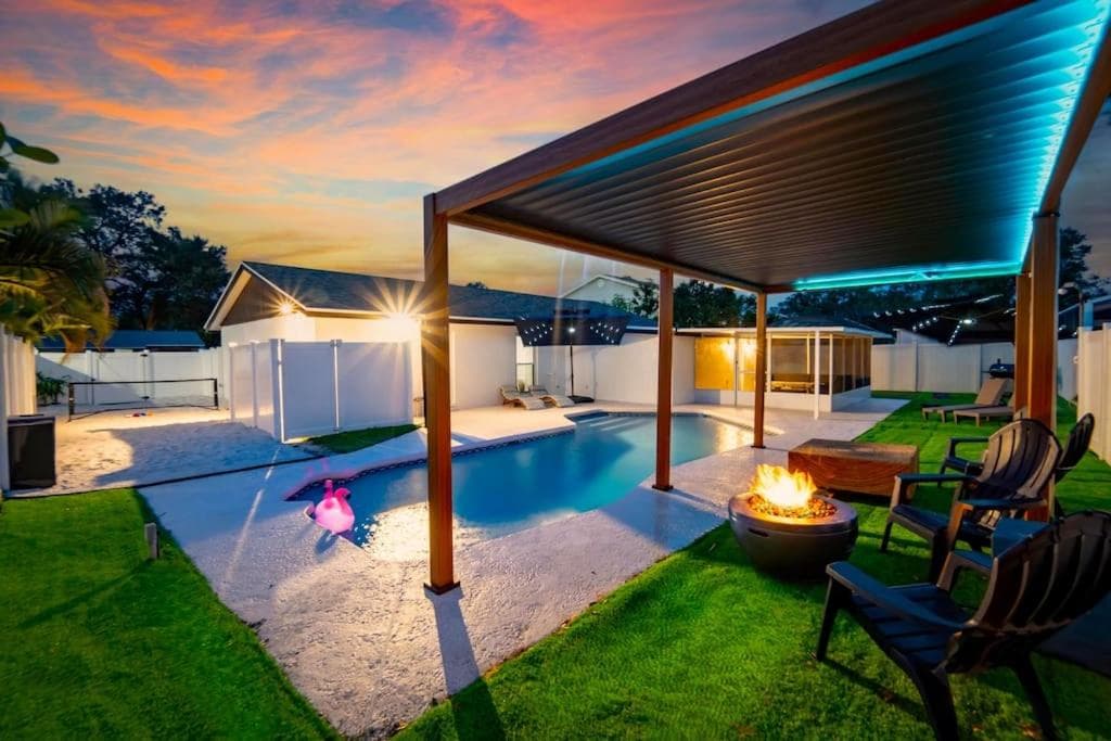 Sleeps 17! Beach & Heated Pool, 10 minutes to all Tampa attraction! — 13