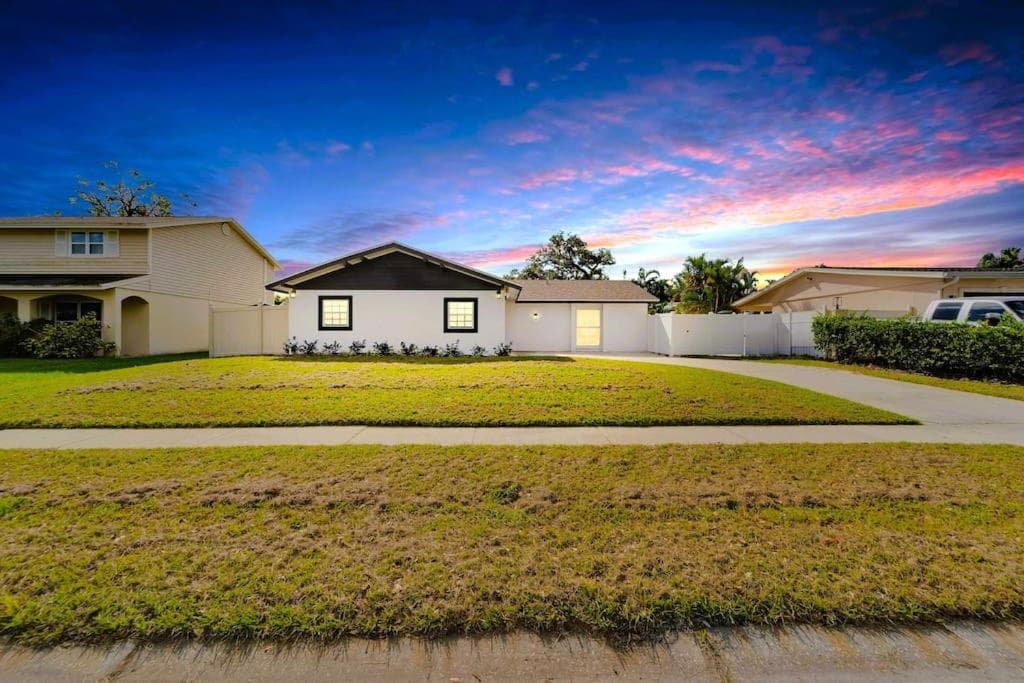 Sleeps 17! Beach & Heated Pool, 10 minutes to all Tampa attraction! — 1