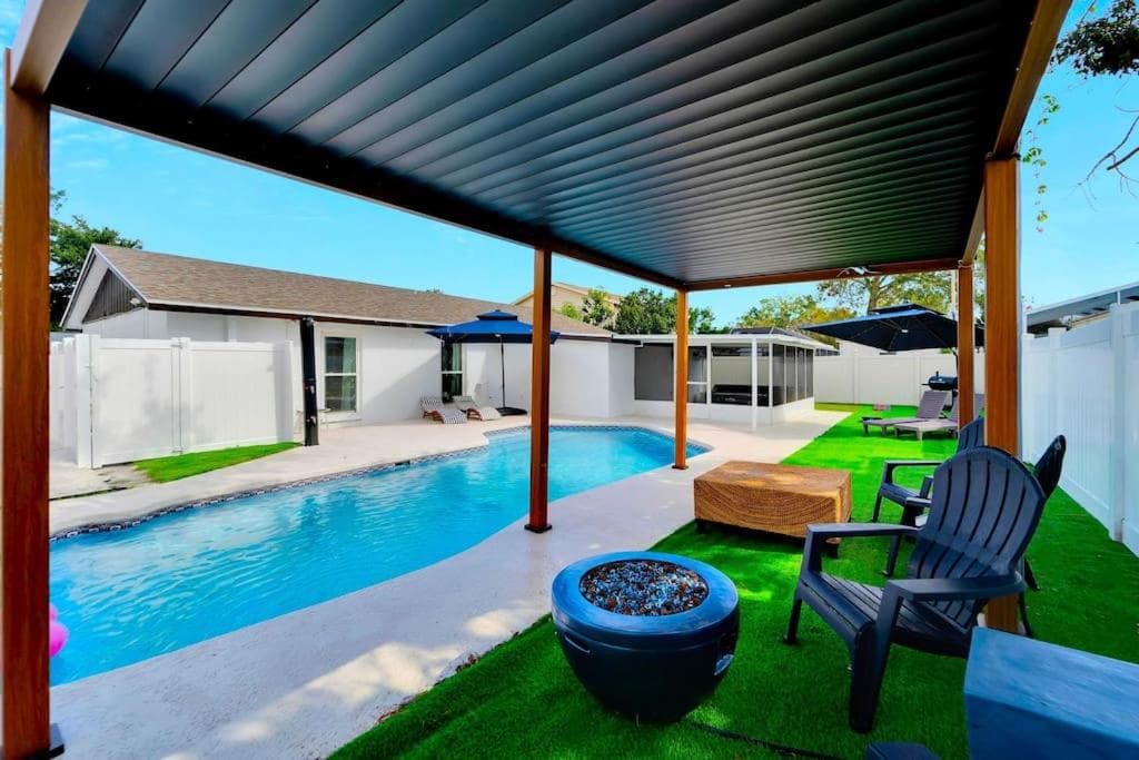 Sleeps 17! Beach & Heated Pool, 10 minutes to all Tampa attraction! — 8