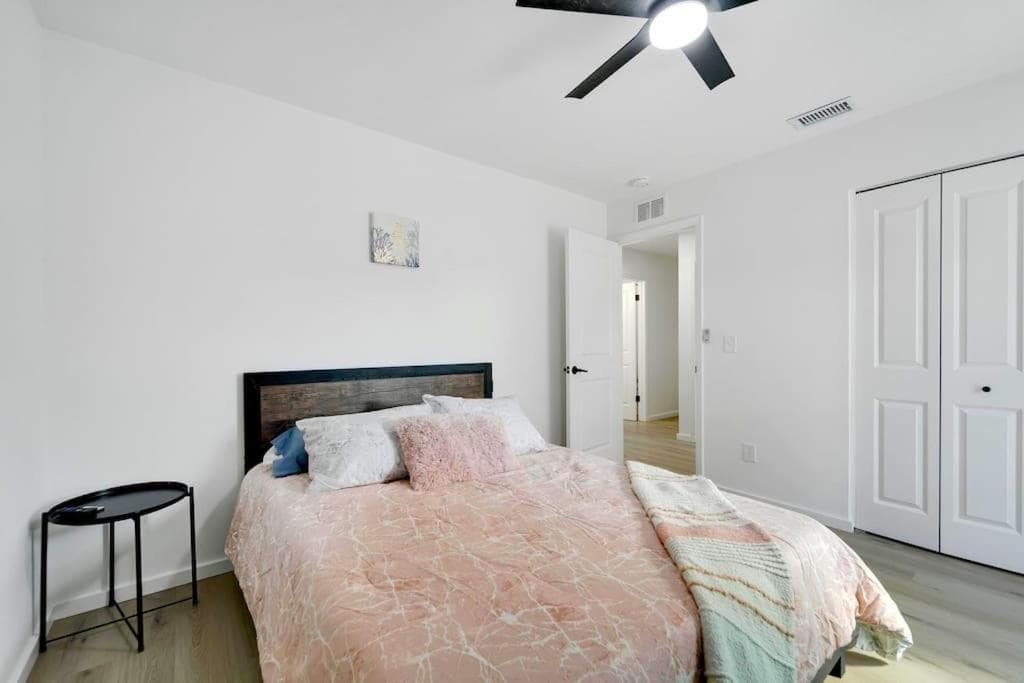 Sleeps 17! Beach & Heated Pool, 10 minutes to all Tampa attraction! — 28