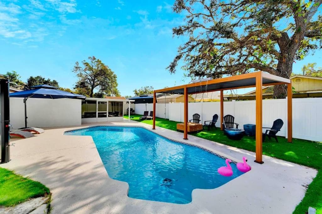 Sleeps 17! Beach & Heated Pool, 10 minutes to all Tampa attraction! — 11
