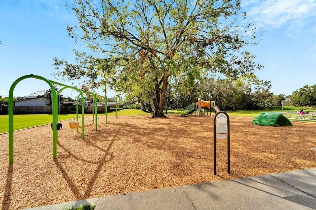 Sleeps 17! Beach & Heated Pool, 10 minutes to all Tampa attraction! — 23