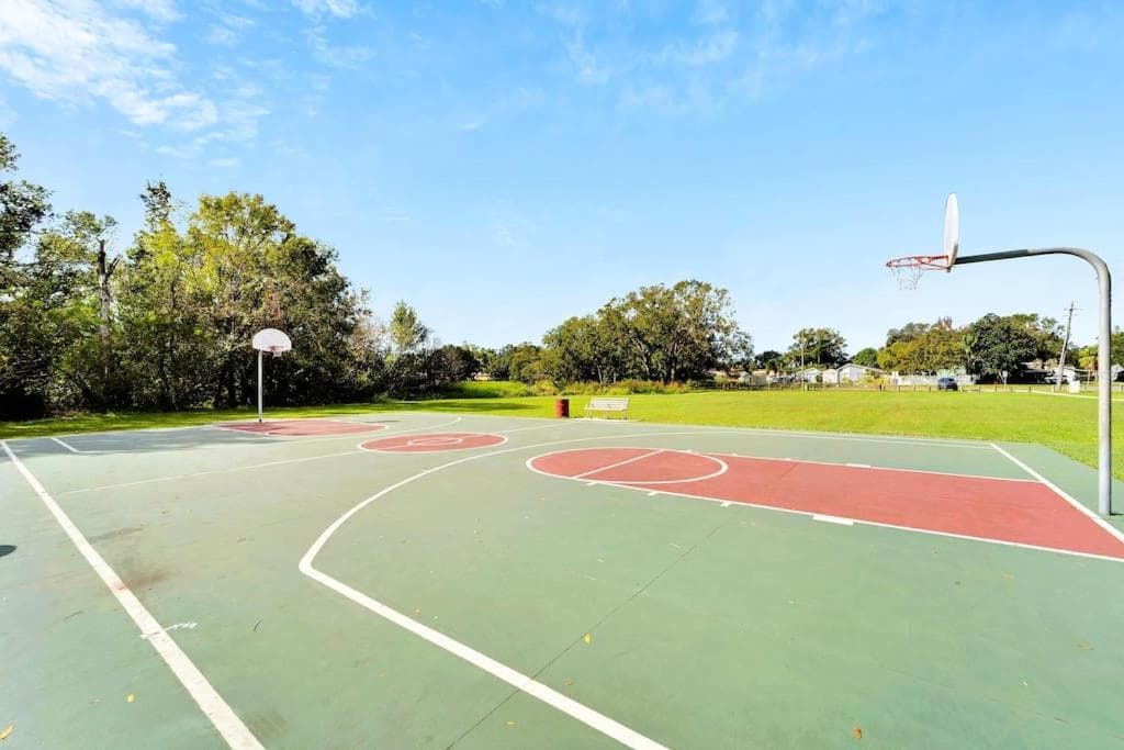 Sleeps 17! Beach & Heated Pool, 10 minutes to all Tampa attraction! — 24