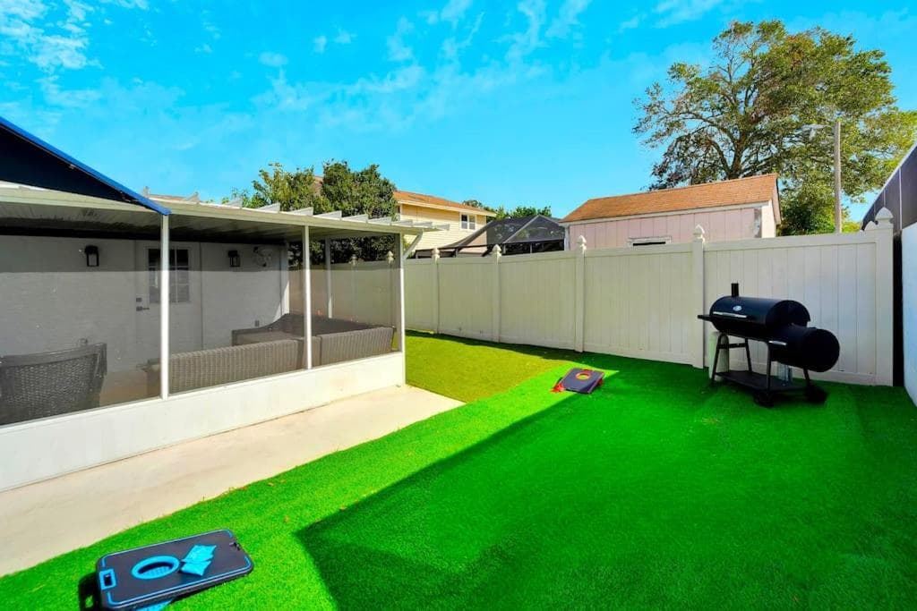Sleeps 17! Beach & Heated Pool, 10 minutes to all Tampa attraction! — 17