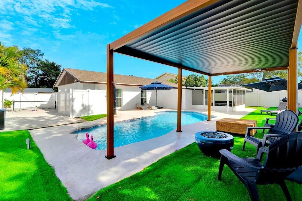 Sleeps 17! Beach & Heated Pool, 10 minutes to all Tampa attraction! — 17