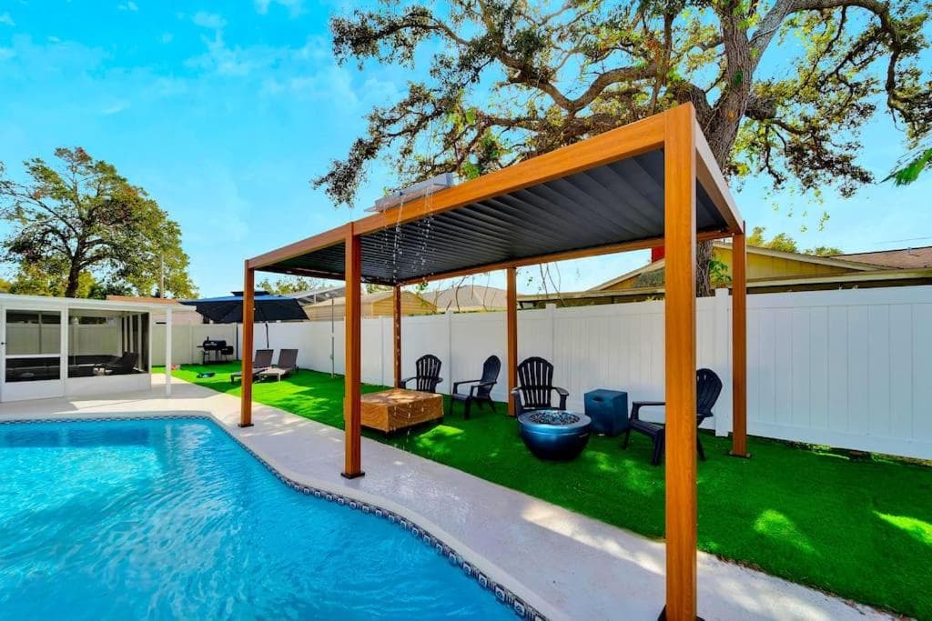 Sleeps 17! Beach & Heated Pool, 10 minutes to all Tampa attraction! — 18