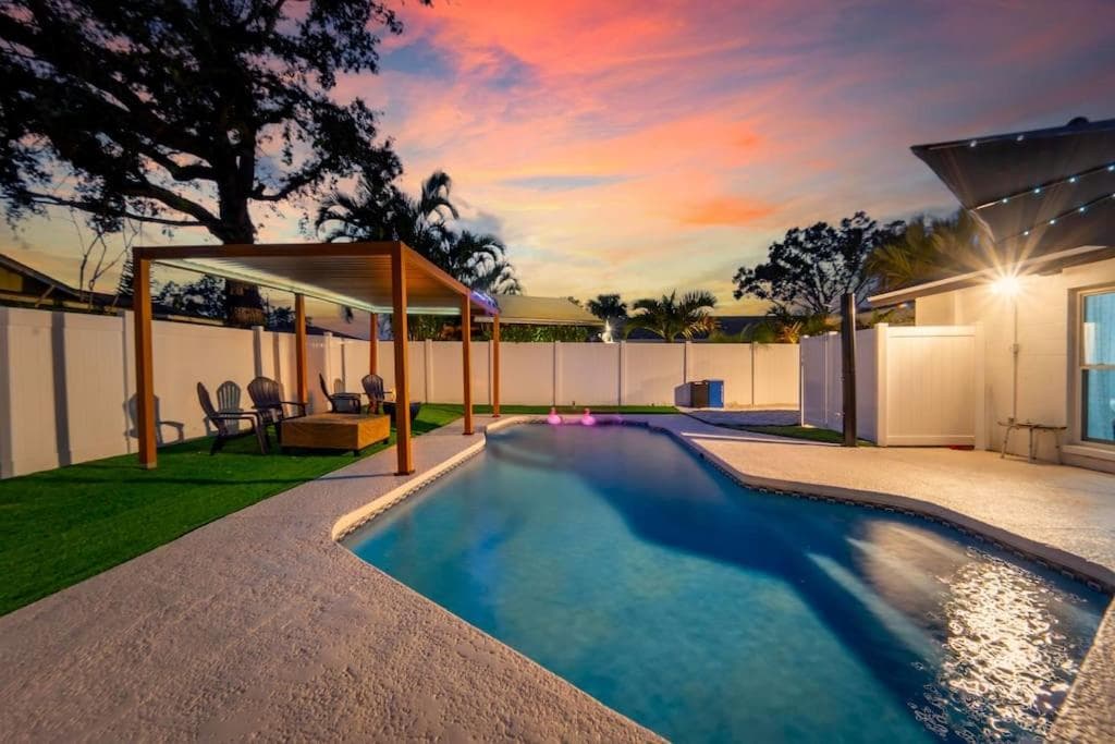 Sleeps 17! Beach & Heated Pool, 10 minutes to all Tampa attraction! — 10