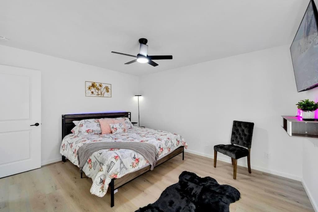 Sleeps 17! Beach & Heated Pool, 10 minutes to all Tampa attraction! — 3