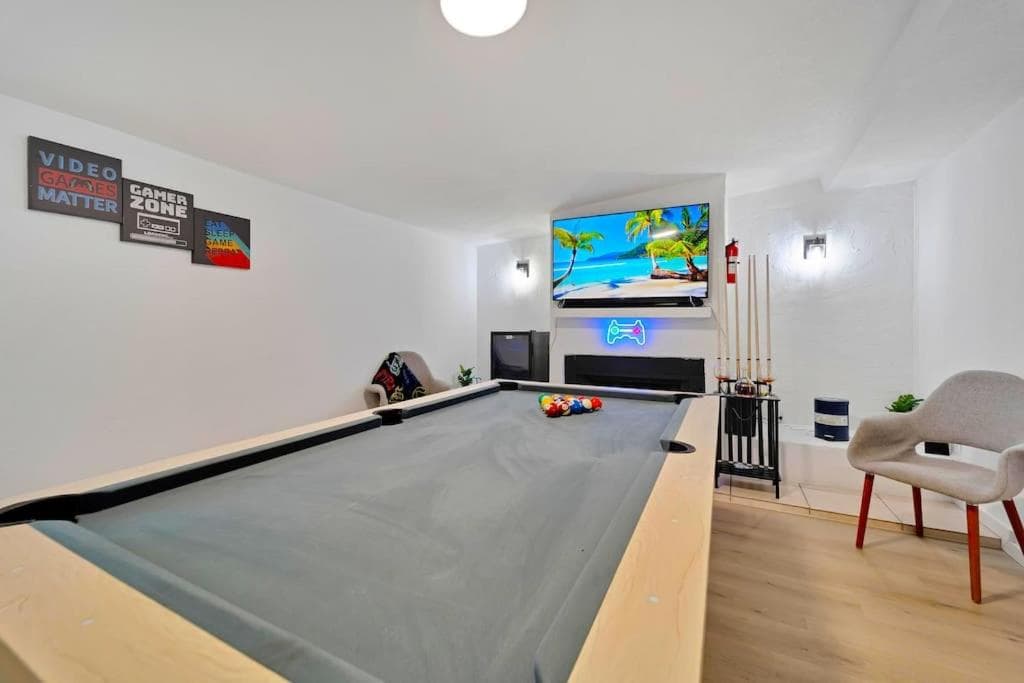 Sleeps 17! Beach & Heated Pool, 10 minutes to all Tampa attraction! — 12